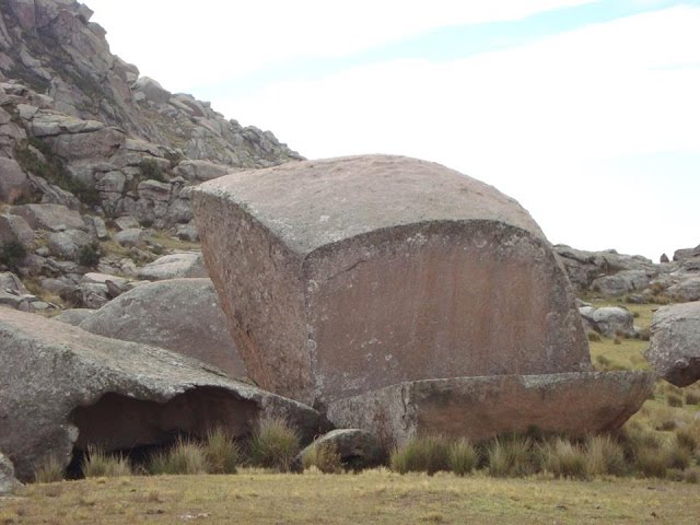 La Roca Misteriosa Cortada de Pampa Achala